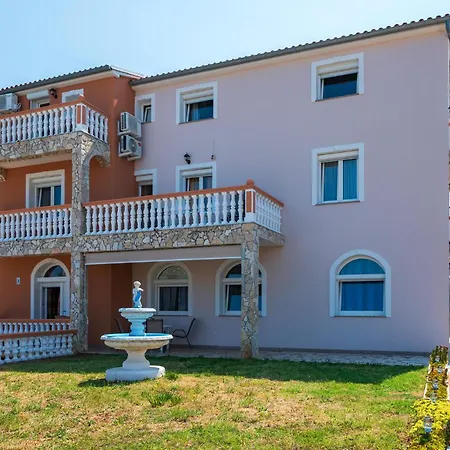Beautiful In With Swimming Pool Pula