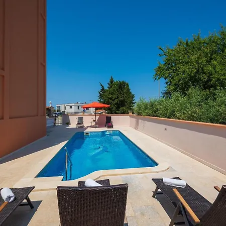 Beautiful In With Swimming Pool Apartment