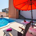 Appartamento Beautiful In With Swimming Pool Pola