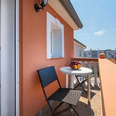 Appartamento Lovely In With Wifi Pola