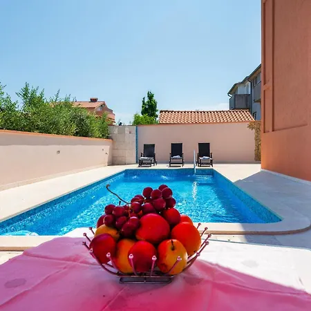 Beautiful In With Swimming Pool Apartman